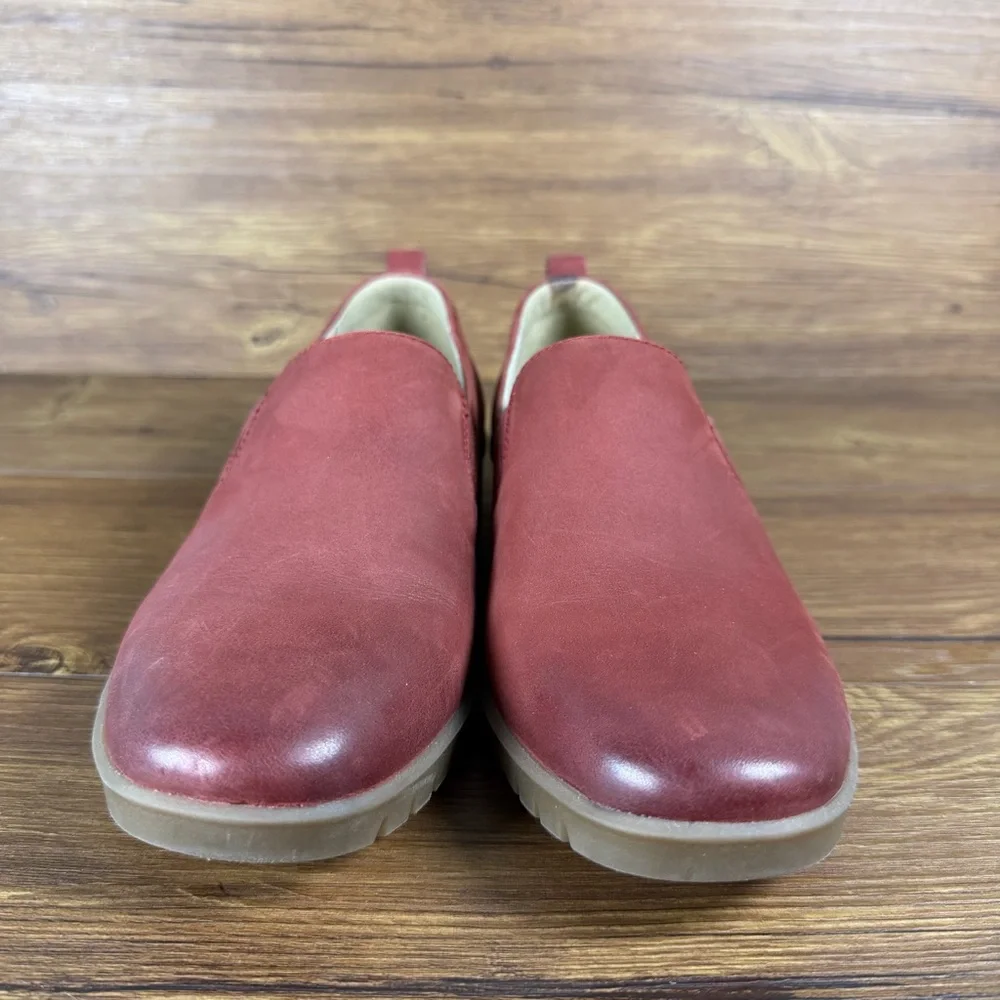 Dansko ships within